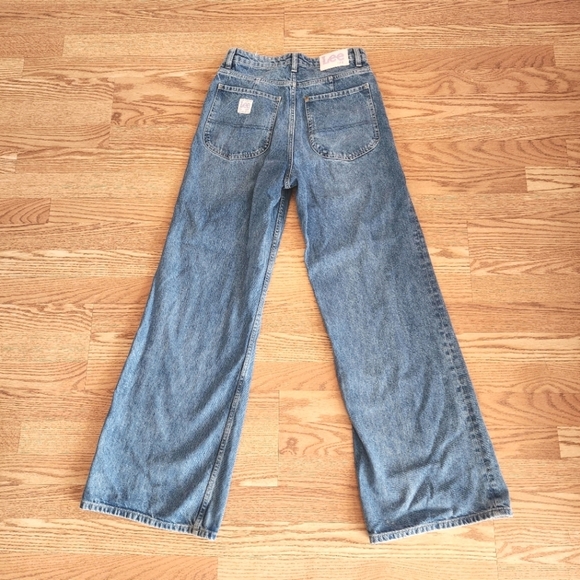 EUC Lee x H&M Wide Ultra High Waist Flare Jeans, Size 6, Actual Size 4 - Picture 6 of 7